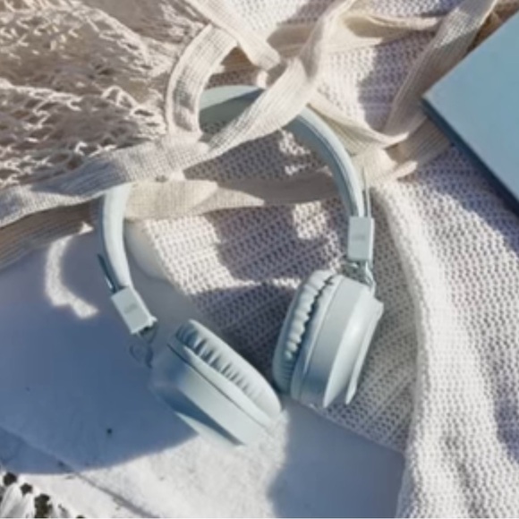 Bardot Wireless Headphones from Summer 2024 Jilly Box - Picture 4 of 4